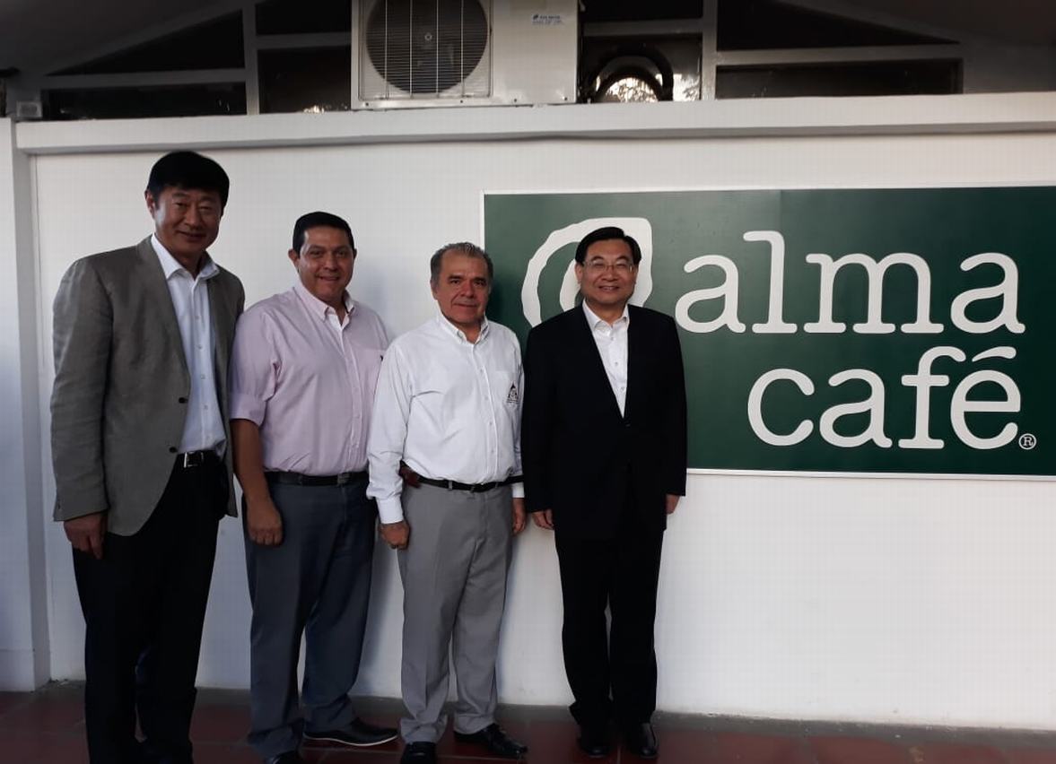 En horas de la tarde LI Nianping, Embajador de la República Popular China, Cesar Augusto Herrera, gerente regional de Almacafé, Jorge Enrique Montenegro Polanía, director Ejecutivo del Comité de Cafeteros del Huila y Hu Heping, Secretario del Partido Comunista de la Provincia de Shaanxi- China.